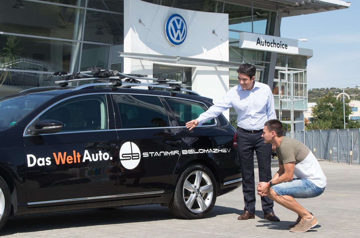 В деня, в който се срещаме, той получи ключовете от новия си Volkswagen Passat Variant от бранд мениджъра на Das WeltAuto България Ивайло Кирков и Иван Димитров, мениджър продажби в Авточойс - също фен на ски ориентирането. Благодарение на местния представител на марката за гр. Велико Търново - фирма Авточойс, Das WeltAuto - международната марка на концерна Volkswagen AG за продажба на употребявани автомобили, е новият спонсор на шампиона ни след завоюването на световната титла.