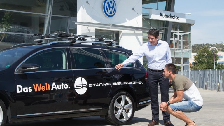 В деня, в който се срещаме, той получи ключовете от новия си Volkswagen Passat Variant от бранд мениджъра на Das WeltAuto България Ивайло Кирков и Иван Димитров, мениджър продажби в Авточойс - също фен на ски ориентирането. Благодарение на местния представител на марката за гр. Велико Търново - фирма Авточойс, Das WeltAuto - международната марка на концерна Volkswagen AG за продажба на употребявани автомобили, е новият спонсор на шампиона ни след завоюването на световната титла.