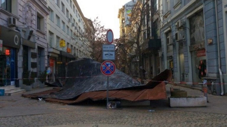 Вятърът е свалил покрива на сграда на улица "Пиротска" в столицата.