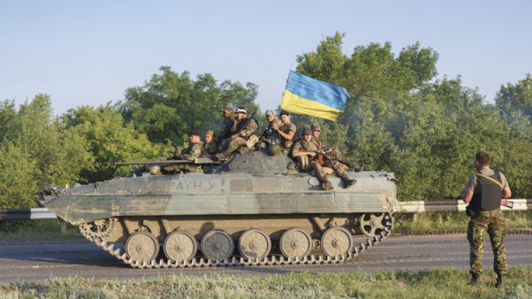 Кой е отговорен за трагедията?
Три са страните, участващи в конфликта в Източна Украйна - проруските сепаратисти, прозападните управляващи в Киев, и Русия. Според президента на Украйна Петро Порошенко става дума за "терористичен акт". Той обвини сепаратистите за свалянето на самолета - както и за обстрела на множество украински военни самолети. Москва от своя страна приписа вината на Киев за ескалацията на конфликта в Източна Украйна.