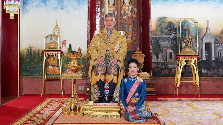 Официалната причина е "лошо поведение и нелоялност към монарха"