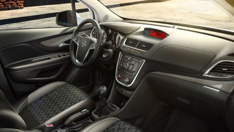 Моделът се отличава с много добре подреден и практичен интериор