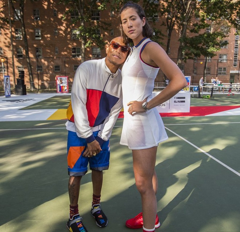 Adidas x Pharrell
Ясно е, че Фарел Уилиамс е цар на колаборациите и те са успешни винаги, когато той е замесен. Добър пример за това е партньорството му с Adidas за US Open. Екипите, които тенисистите носиха тогава, определено се забелязват.