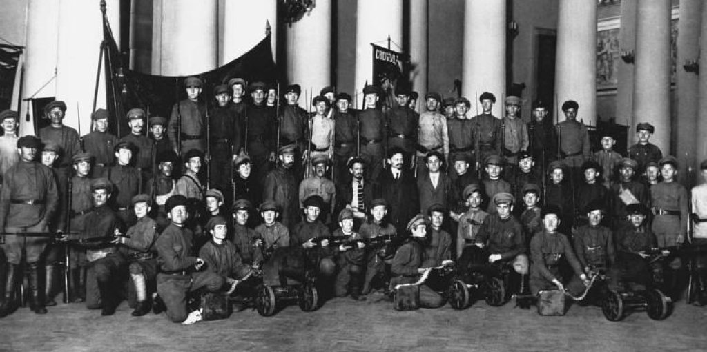 Protección_del_Palacio_Tauride_durante_el_Segundo_Congreso_Regional_de_los_Soviets