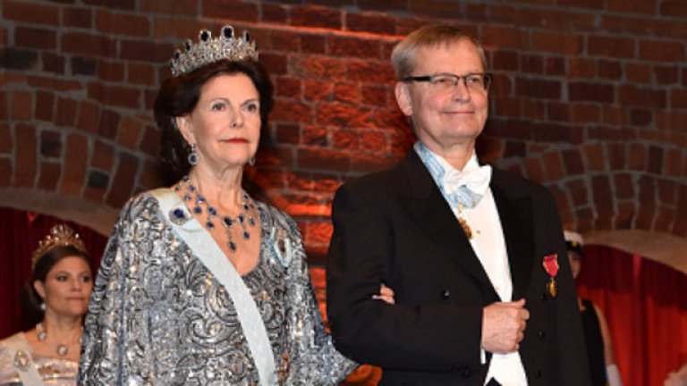 Кралица Силвия Шведска и председателят на ръководството на Нобеловото фондация Карл-Хенрик Хелдин.