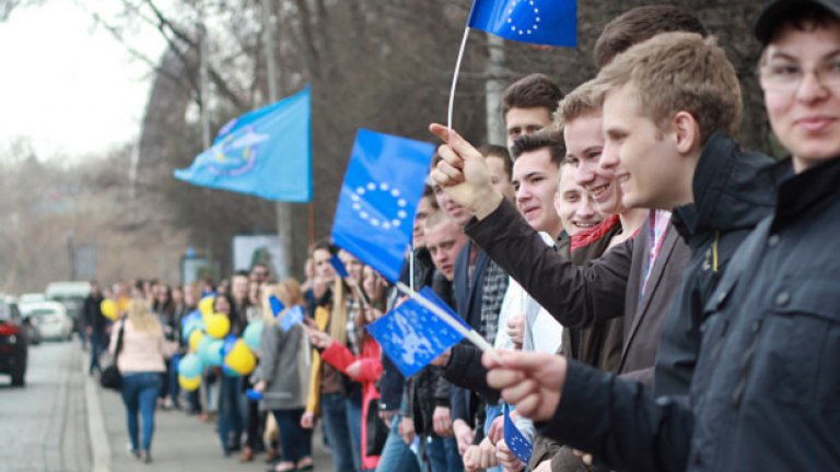 Преди провеждането на референдума, украински студенити се събраха пред холандското посолство в Киев със знаменца и надписи "Украйна и Европа - по-силни заедно". За тяхно съжаление референдума в Холандия показа, че гражданите не искат ЕС да се разширява 