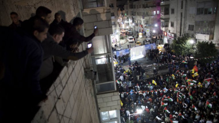 Хиляди палестинци излязоха по улиците, за да празнуват добрана новина от Ню Йорк