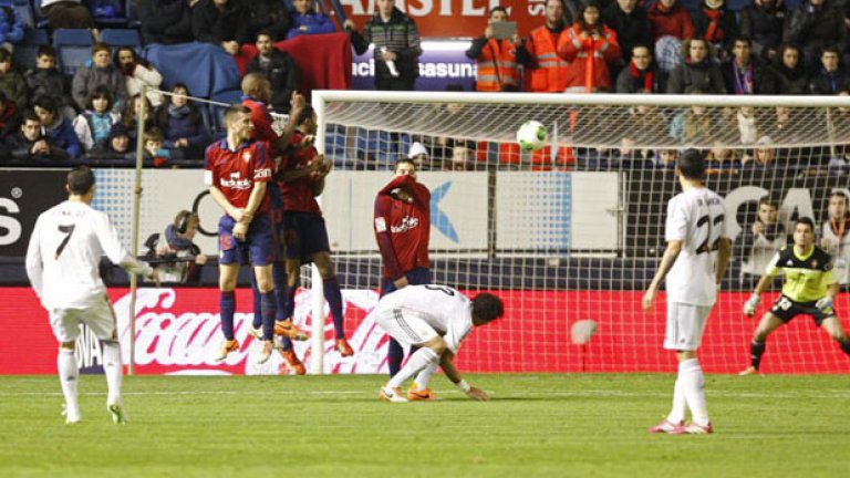 Кристиано Роналдо бележи от пряк свободен удар срещу Осасуна първия гол за успеха на Реал.
