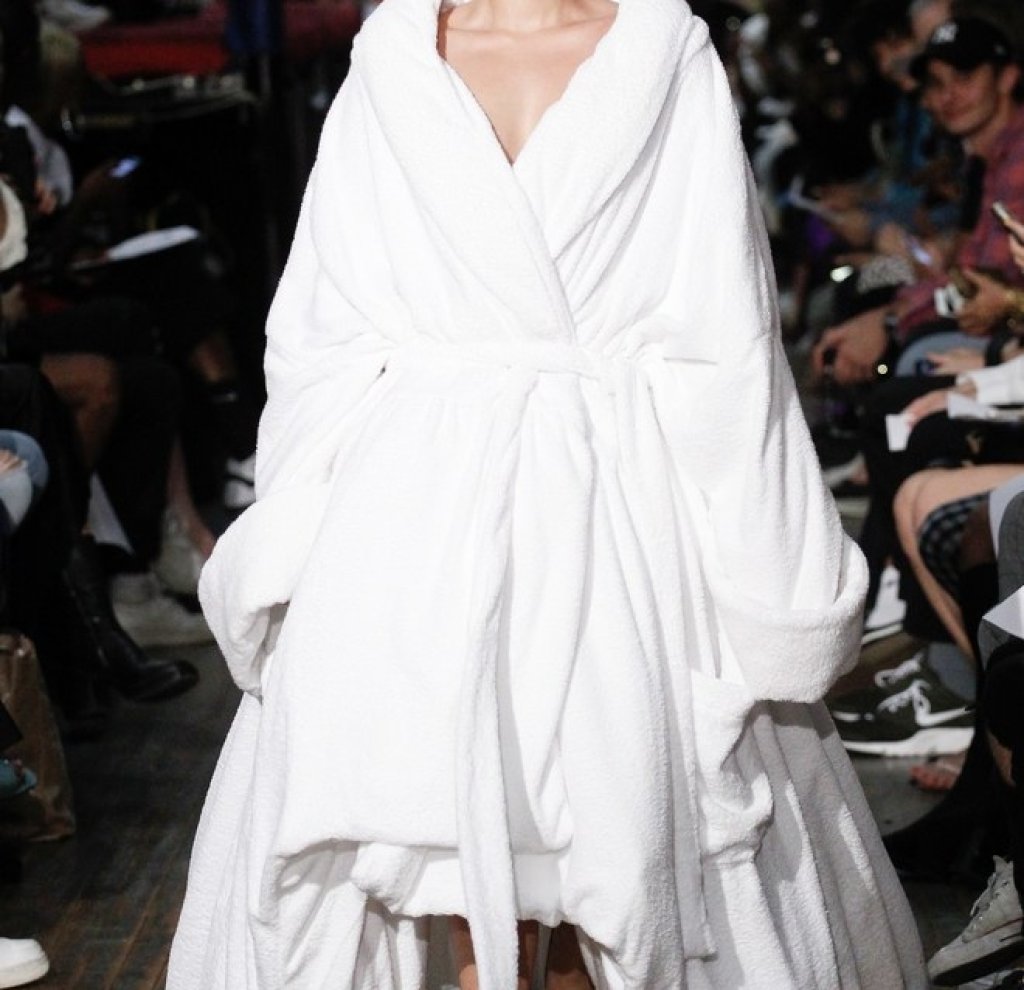 Дизайнерите като Saint Laurent предлагат котюр линии, на които окото ви да се наслади. Все пак, висшата мода е малко над нещата, нали?