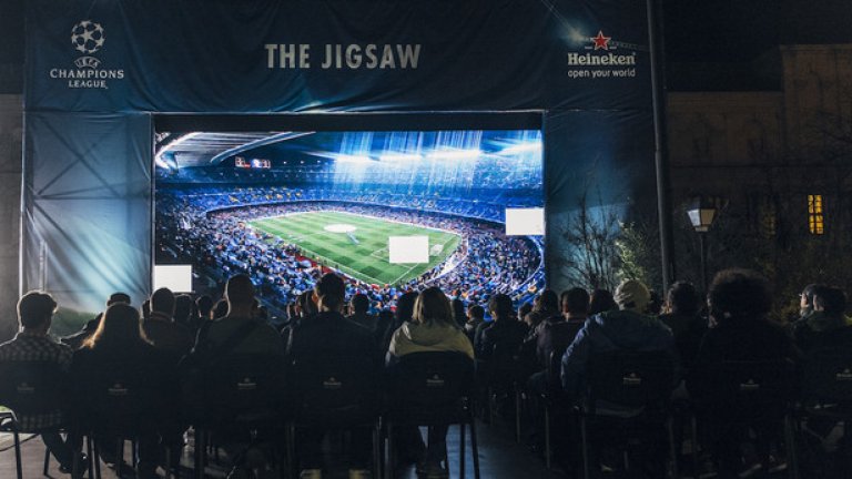 Интерактивен екран излъчва Шампионска лига само ако хората гледат заедно