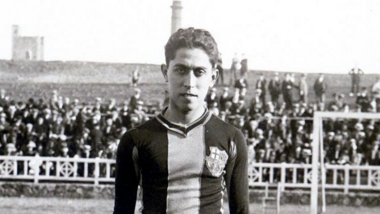 Централен нападател: Паулиньо Алкантара (1896-1964 година)
Той няма нищо общо с Тиаго и Рафиня Алкантара, които са синове на бразилецът Мазиньо. Въпросният Паулино Алкантара е родом от Филипините, но баща му е каталунец и той е израснал в Барселона. Приносът на Паулино за футбола в региона е огромен. Почти цялата му кариера преминава в Барса, където вкарва 369 гола в 357 мача... И ако това не е достатъчно, Паулино Алкантара се е разписвал за три национални отбора - на Каталуния (неофициално между 1915-1924-а), на Филипините (1917-а) и на Испания (1921-1923-а).