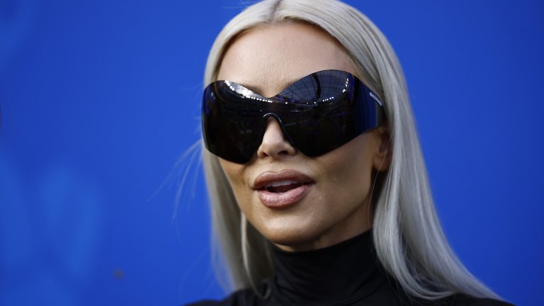 Ким Кардашиян като дизайнер
Друг момент, който страшно се хареса на Instagram и TikTok, е новото амплоа на Ким Кардашиян, която прави всичко по силите си, за да свали от себе си клеймото риалити звезда. Последното усилие в тази посока е колаборация с Dolce&Gabanna за колекцията им пролет/лято 2023, вдъхновена от традиционните италиански кройки, която вероятно ще разчита за по-високите продажби на фамилията Кардашиян.