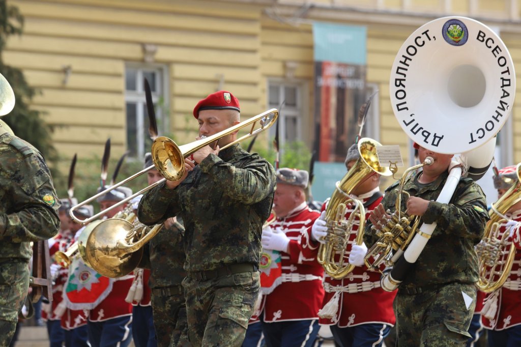 Военният парад за Деня на храбростта в СНИМКИ