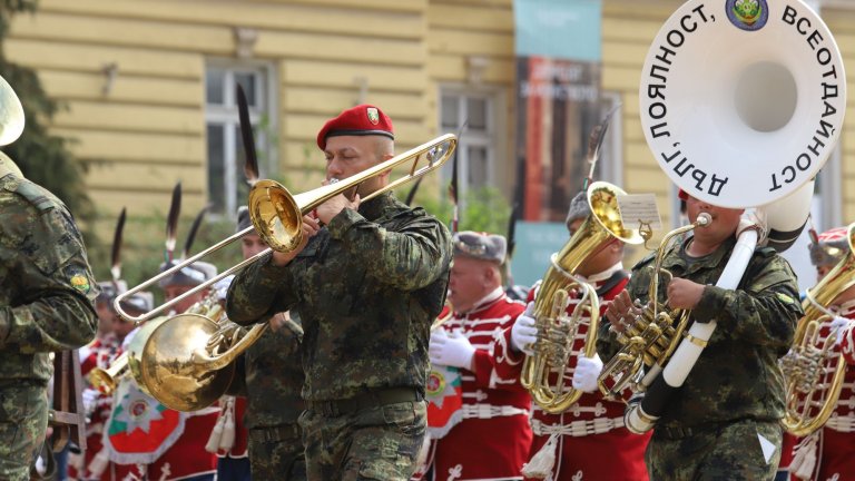 Военният парад за Деня на храбростта в СНИМКИ