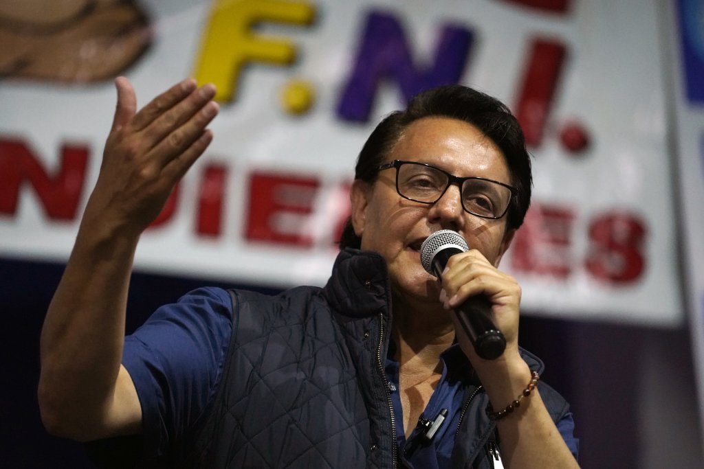 Кандидатът за президент на Еквадор Фернандо Вилависенсио участва в предизборен митинг минути преди да бъде застрелян в град Кито.
Дата: 09 август 2023 г.