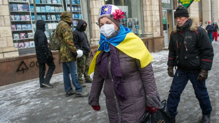Напук на забраната на президента Янукович, тенджерата става каска