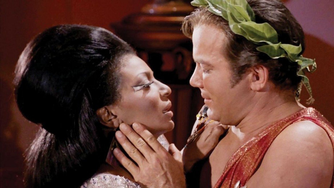 Star Trek, 1968
Въпреки че има спорове по въпроса, приема се, че в епизода "Plato`s Stepchildren" за първи път виждаме междурасова целувка на екрана. Става дума за целувката между Уилям Шатнър и тъмнокосата актриса Нишел Никълс. Тя събаря изкуствената бариера, която съществува към този момент в обществото по отношение на расовите теми. Е, двамата се целуват само защото извънземен ги кара да го направят, но да видиш бял мъж да целува тъмнокожа жена е революционно за телевизионния екран от 1968 година.