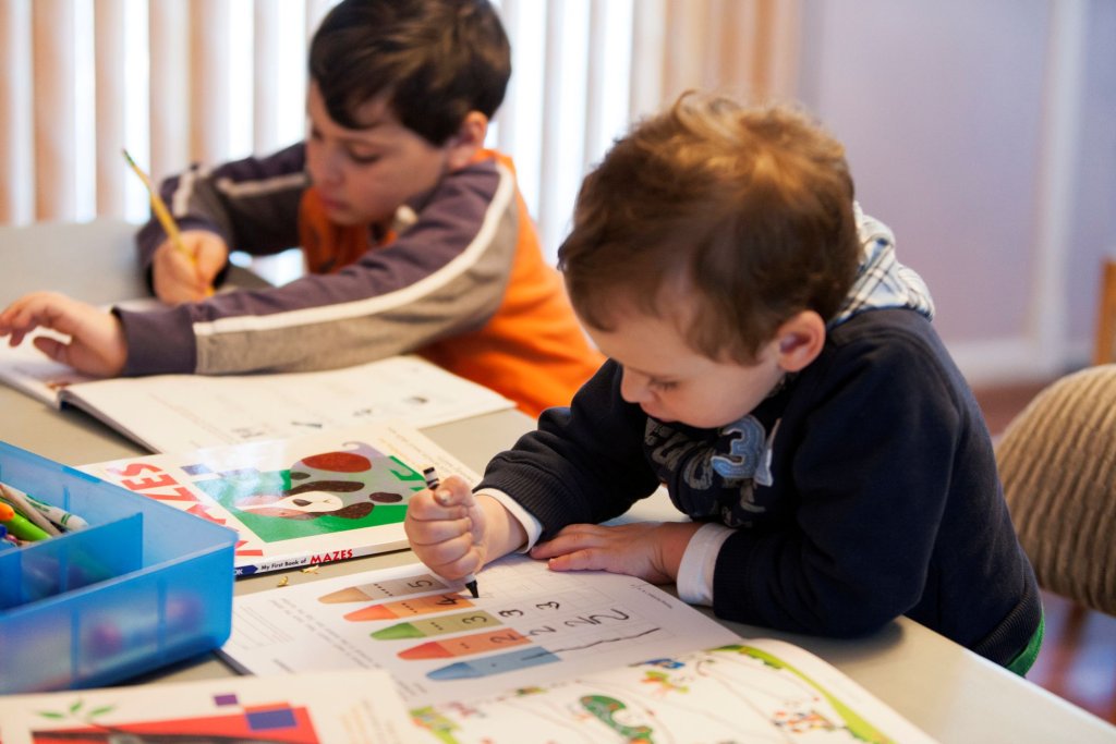 2021 г. - Книжка за оцветяване

Книжката за оцветяване съдържа илюстрации с контури, които децата могат да оцветяват с моливи, флумастери или пастели. Тя развива креативността, фината моторика и концентрацията.