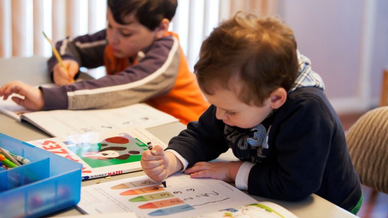 2021 г. - Книжка за оцветяване

Книжката за оцветяване съдържа илюстрации с контури, които децата могат да оцветяват с моливи, флумастери или пастели. Тя развива креативността, фината моторика и концентрацията.