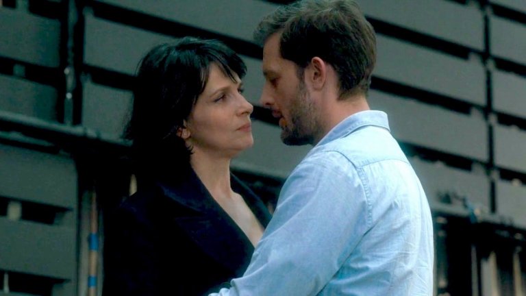 "Слънцето в нас" / Let the Sunshine In - 14 септември
Една откровено ексцентрична (но и изтънчена) комедия за отношенията между хората и за любовта, която всички търсим с Жулиет Бинош в главната роля. Нейната героиня Изабел е художничка и наскоро разведена майка, която иска да сложи ред в живота си, докато бившият й съпруг постоянно се опитва да се събере с нея. Той обаче далеч не е единственият. Около нея се навъртат множество далеч от перфектните мъже: арогантен женен банкер, който обаче има афинитет към изкуството; красив театрален актьор, измъчван колкото от несигурността си, толкова и от алкохолизма; чувствителен художник с тежка фобия от сериозни връзки; и един обикновен сексапилен мъж, с когото обаче само танцуват в бара... След цялата тази любовна каша Изабел решава да потърси помощ от екстрасенс ( Жерар Депардийо)...