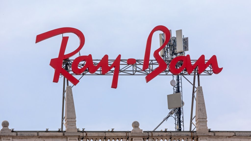 Ray-BanОбърнете глава на една страна и се вгледайте внимателно в B-то на Ray-Ban и ще забележите скритото послание. Буквата е специално стилизирана, за да прилича на иконичните слънчеви очила на бранда и тяхната бъбрековидна форма.