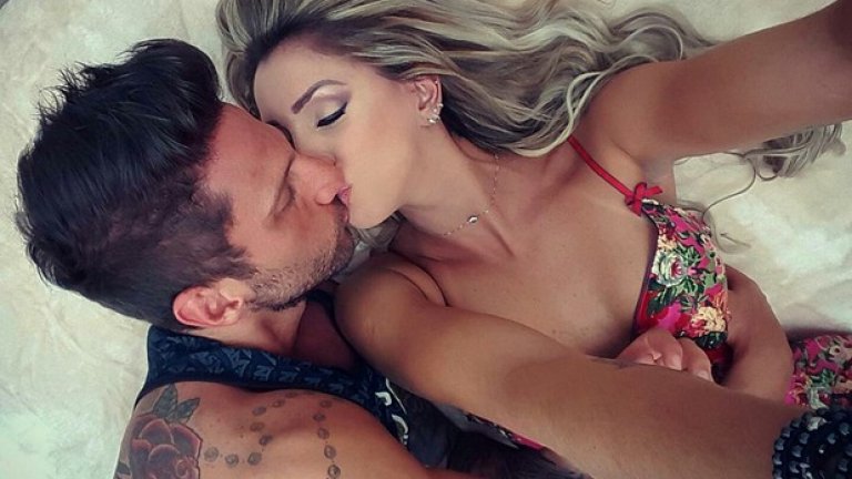 Двамата са изключително щастливи, ако съдим по снимките им в социалните мрежи