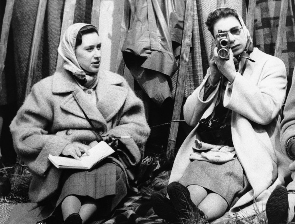 1957 със сестра ѝ принцеса Маргарет
