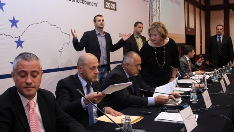 Проблемът с неизвестния, размахващ монета зад премиера Бойко Борисов, не показва адекватността или неадекватността на НСО в изпълнението на задачата по охрана на поверените им лица, колкото тоталното обществено недоверие и отрицание на супер-охранителната агенция, която гълта много пари и изпълнява неясни задачи.