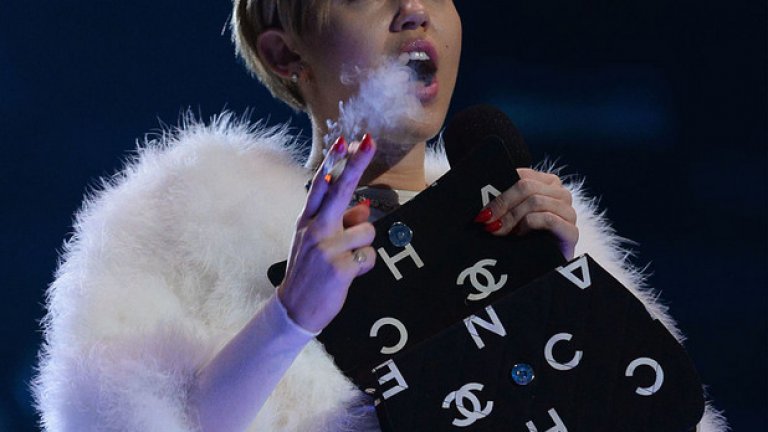 Майли Сайръс си запали демонстративно цигара с марихуана на сцената на Европейските музикални награди на MTV в Амстердам през 2013 година.