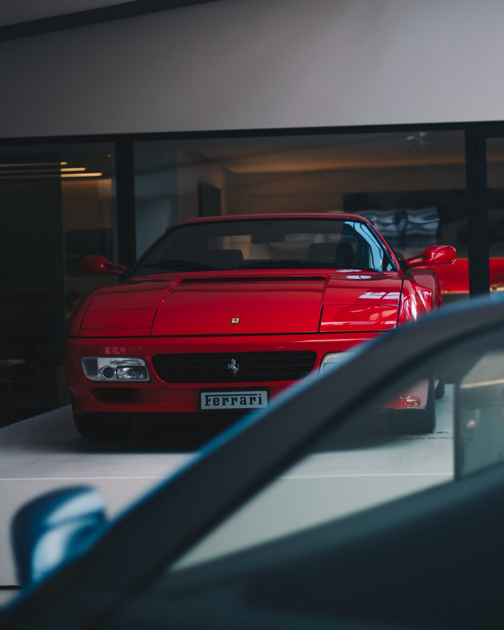 Ferrari TestarossaМнозина я наричат „Най-култовата кола на 80-те“. Testarossa се появява в гангстерския епос „Маями Вайс“ и макар че там е в бял цвят, веднага се превръща в легенда. Дизайнът е на Pininfarina, a под капака се крият 390 конски сили, което прави автомобила най-бързата суперкола на своето време.