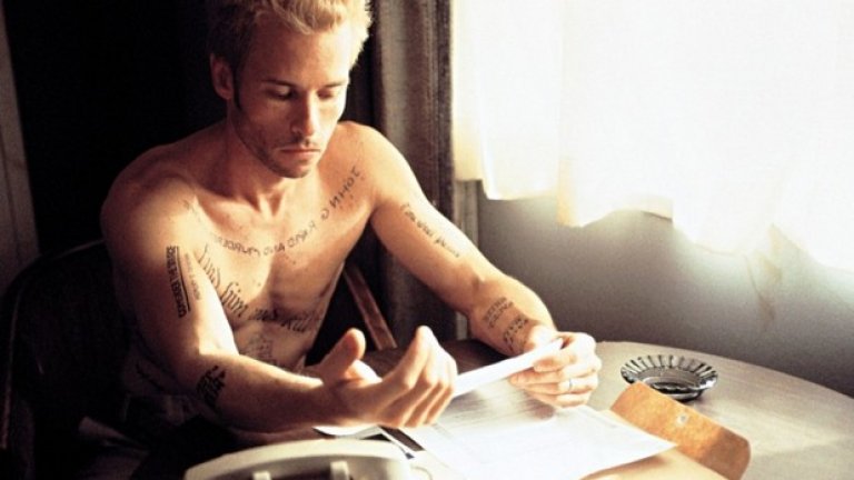 "Мементо" / Memento (2000) 
Първият световен хит на Кристофър Нолан е нео-ноар психологически трилър с участието на Гай Пиърс, Кери-Ан Мос и Джо Пантолиано. Пиърс е в ролята на Ленард Шелби, бивш следовател по застрахователни дела, който претърпява мистериозен инцидент и се оказва неспособен да пази в паметта си нови спомени. Отличителната ретроспективна линия на сюжета кара зрителите на "Мементо" да преживеят лично объркването на главния герой, който се опитва да разплете убийството на съпругата си.