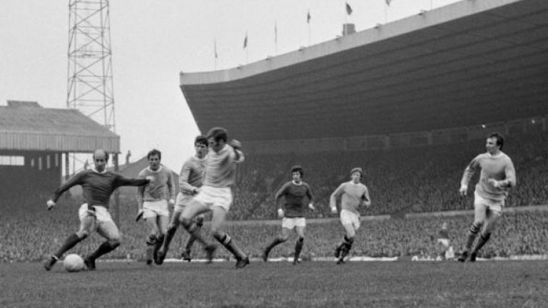 1. Манчестър Юнайтед, сезон 1971/72
През юни 1971-ва, Франк О`Фаръл наследява Мат Бъзби начело на Юнайтед. „Червените дяволи”, с Бест, Чарлтън и компания, търсят първа титла от 1967-а и до Коледа имат пет точки аванс пред Дарби Каунти. Следват обаче седем поредни поражения, а Юнайтед завършва кампанията чак на осма позиция, а Дарби изпреварва Лийдс в битката за титлата.
