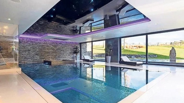 Добре дошли в новото имение на Роналдо в Англия