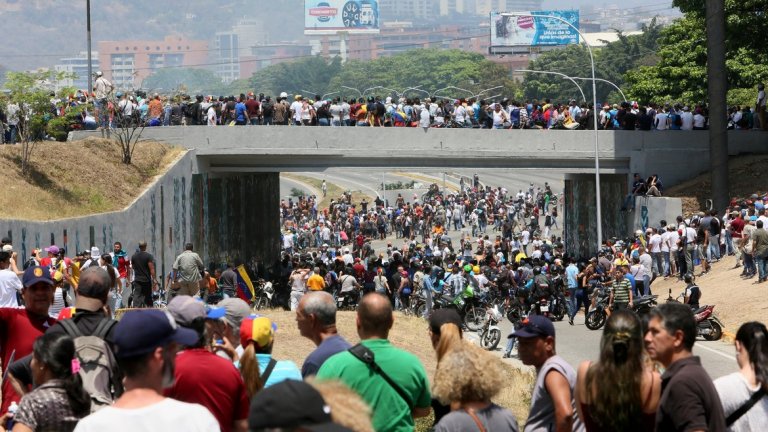 Сблъсъци между протестиращи и военни във Венецуела