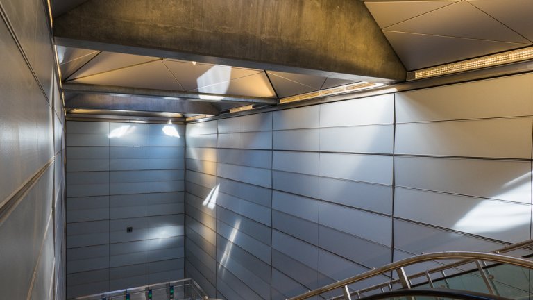  За разлика от по-старите станции, всички нови са оборудвани с два асансьора, вместо един и наклонът на стълбите е намален, за да направи качването и слизането по-удобно.