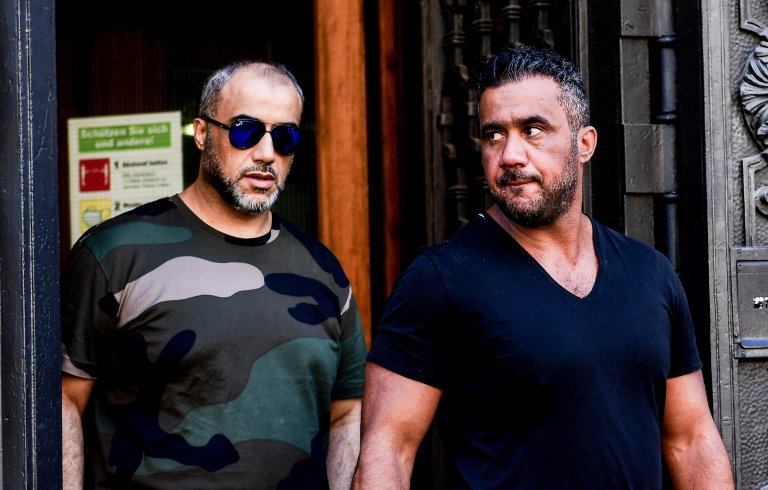 Арафат Абу-Чакър (вдясно) и един от братята му