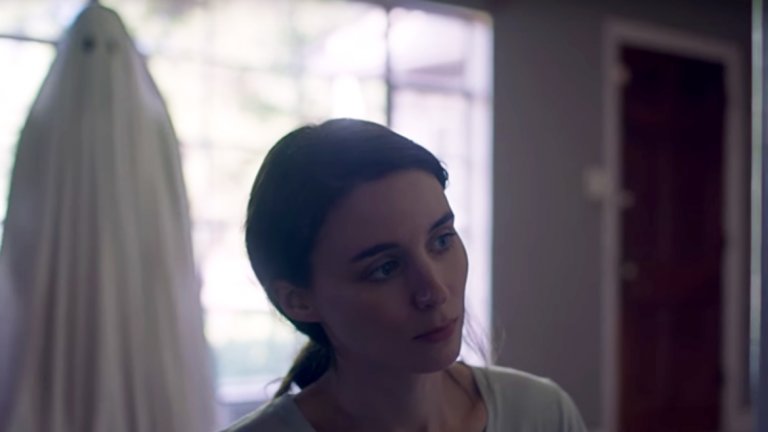 A Ghost Story
Наскоро починал мъж (Кейси Афлек) се завръща от отвъдното като призрак, облечен в бял чаршаф, за да утеши скърбящата си съпруга (Рууни Мара). Той обаче открива, че е останал отделен от времето и е принуден да наблюдава пасивно как животът и жената, която е обичал, бавно се изплъзват. Призракът поема на пътешествие през спомените и историята, за да се справи с неизразимите въпроси на живота и чудовищния мащаб на съществуването. Един от най-провокативните и съзерцателни филми в лятната програма, A Ghost Story беше страхотно приет на няколкото фестивала, където беше излъчен до момента.