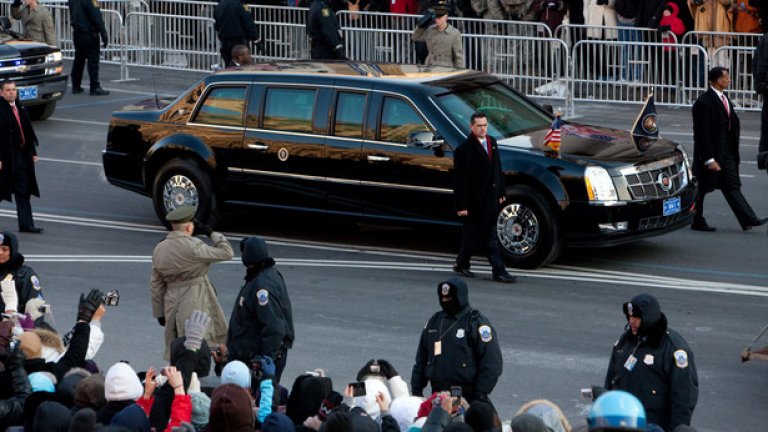 Президентът на САЩ пътува в тежко брониран Cadillac със специален  дизайн по поръчка. Машината е известна като “The Beast”