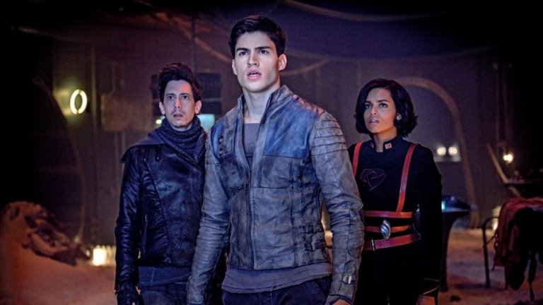 Krypton
Това можеше да е страхотен сериал, в който се представя родната планета на Супермен, две поколения преди раждането му. Можеше да се покажат сблъсъците между могъщите домове на фона на някаква по-голяма заплаха. Иначе казано това можеше да е супергеройски вариант на "Игра на тронове". Реалността беше един посредствен и претупан прочит на историята на дядото на Супермен. При това история, която тотално не се съобразява с официалния канон от комиксите. И това е само историята. Ако добавим към това и актьорската игра, нещата отиват към пълно разочарование.