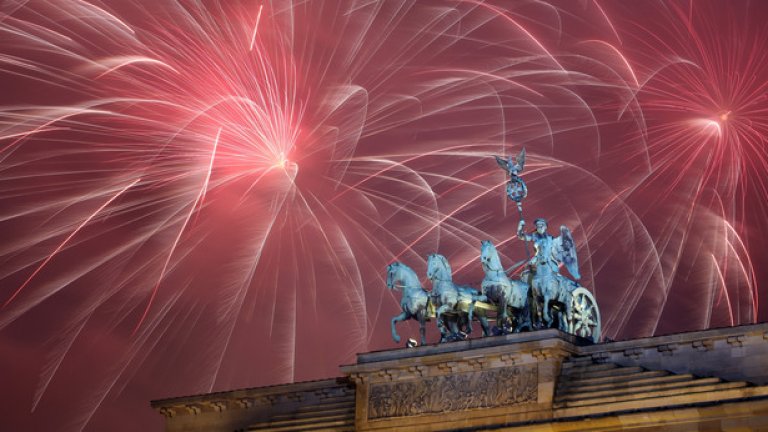 Стотици хиляди души посрещнаха Нова година въпреки дъжда край символа на Берлин, Бранденбургската врата.