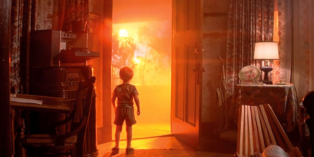 3. Close Encounters of the Third Kind / "Близки срещи от третия вид" (1977 г.) 
Първият филм на Стивън Спилбърг в научната фантастика залага на една от най-старите теми в жанра - първия контакт с извънземна цивилизация. Този път обаче инопланетяните може би не са настроени агресивно към нас... За самия Спилбърг това е филм за политиката и обществото, за търсенето на непознатото и за неговата собствена любов към звездите и света отвъд небето.