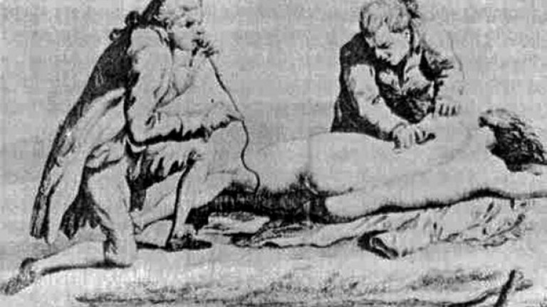 Тютюнева клизма
Ако през 17-ти или 18-ти век сте се нуждаели от животоспасяващо лечение, то най-вероятно са щели да ви подложат на тютюнева клизма.
Това е метод, при който чрез специален апарат се вкарва тютюнев дим в тялото на пациента. Вярвало се е, че топлият пушек може да стопли почти загинало тяло и да стимулира вдишването и издишването, както и други жизнени фукнции.
Първоначално методът се е прилагал на пациенти, жертви на удавяне, но постепенно този „лек“ се е наложил и при третирането на настинки, главоболие, херния, холера и други. Причината? – никотинът в тютюна стимулирал производството на адреналин (хормонът епинефрин), като това има смисъл при третирането на симптомите – освен фактът, че няма никакви лечебни свойства.