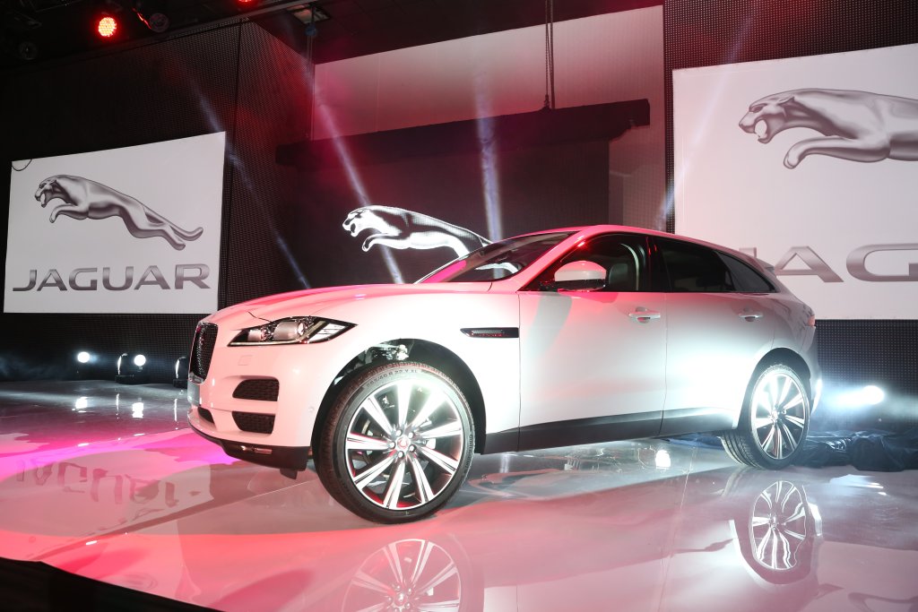 С бензиновия двигател V6 с компресор суперчарджър и 380 к. с. на F-TYPE под изваяния алуминиев капак, изцяло новият F-PACE ускорява от 0 до 100 км само за 5,1 секунди преди да достигне електронно-ограничената максимална скорост от 250 км/ч.