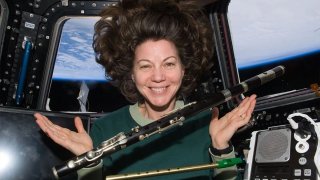 astronaut-catherine-coleman-on-the-iss-l