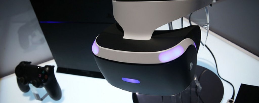 Най-малък общ знаменател  –  PlayStation 4
Голямо предимство на PlayStation VR е, че за да ползвате шлема ви трябва само скромната PlayStation 4 конзола, която е на пазара от цели три години. Тя е най-популярната система от сегашното поколение и е относително евтина. От нея са продадени цели 50 милиона бройки, така че е широко разпространена и дори може да се вземе на добра цена втора ръка. От друга страна, Oculus Rift изисква наистина мощен компютър, какъвто свързваме обикновено със запалените геймъри и графичните дизайнери. Сред изискванията са поне Intel i5-4590 процесор и най-малко 8 GB RAM памет.