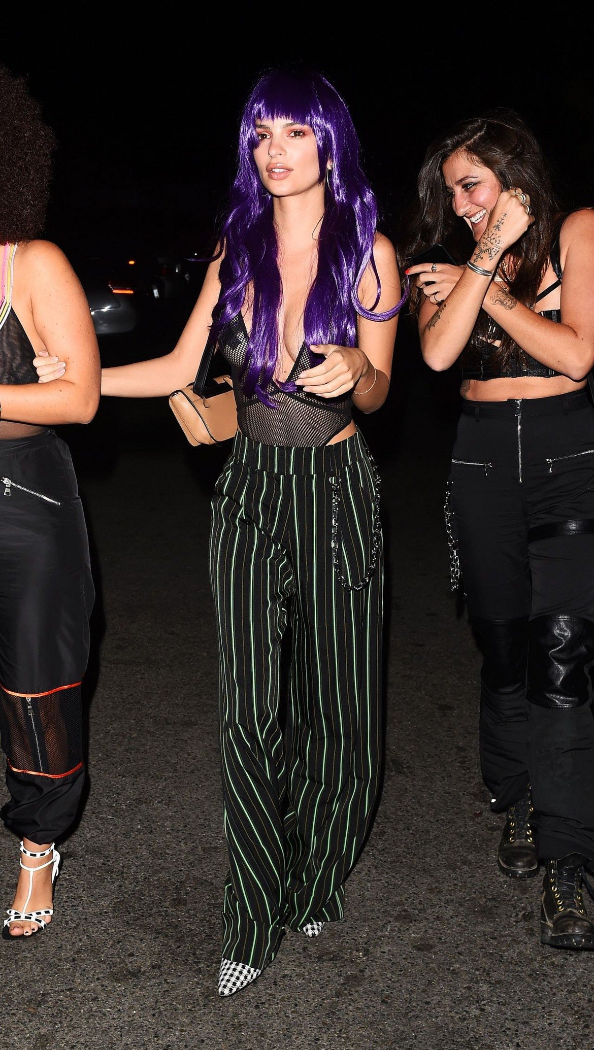  Супермоделът Емили Ратайковски 

Емили се появи с този костюм на Хелоуин парти в Лос Анджелис. Тя прикова всички погледи и то не само заради ярко лилавата перука...