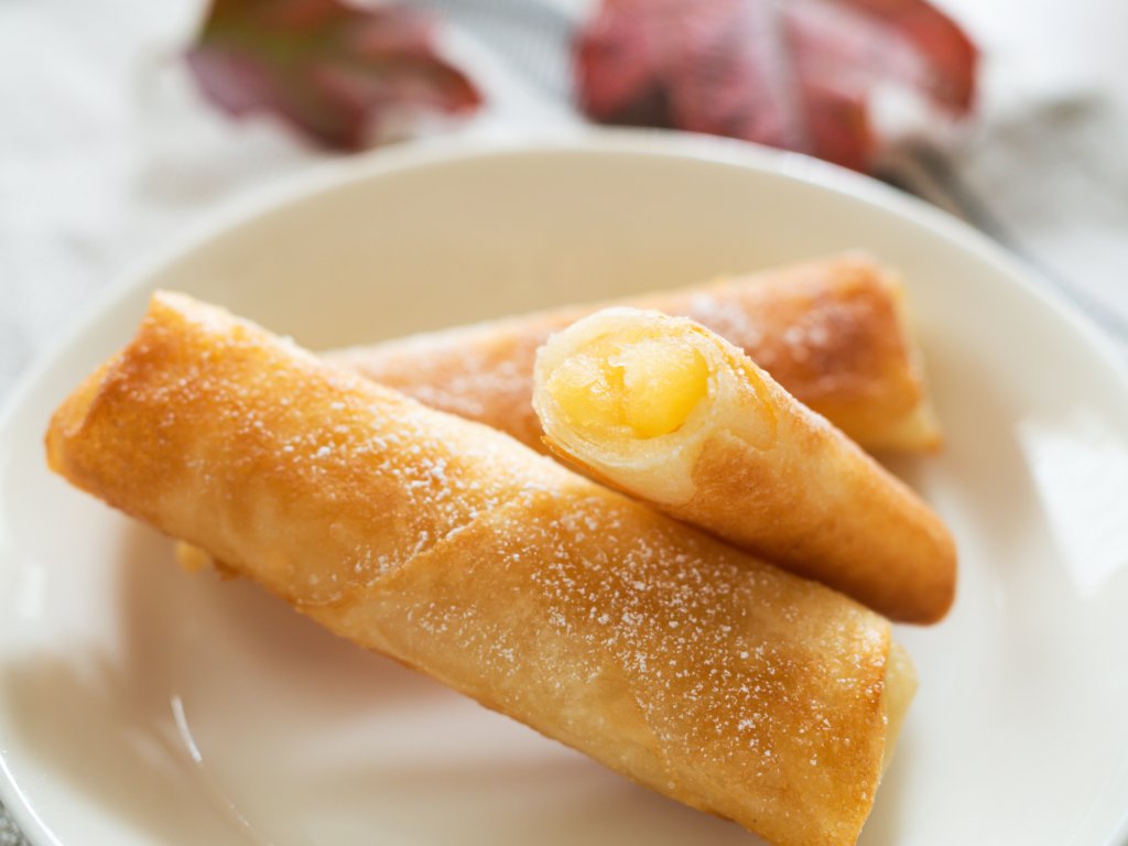 Ябълкови пролетни рулцаОризовите кори вече са достъпни във всеки голям хипермаркет и са по-леката алтернатива на корите за баница. За плънката белим, почистваме и режем на ситни кубчета около 600 грама ябълки и ги изсипваме в тенджера. Добавяме 2 чаши мед, канела и малко вода и загряваме до получаването на смес, подобна на гъсто сладко.

Разстиламе една оризова кора, слагаме щедра супена лъжица ябълки, загъваме и запечатваме с капка вода. Печем рулцата на 170 градуса до златист загар и поднасяме с малко пудра захар, ванилов сладолед или течен шоколад. Вкусни са и студени.