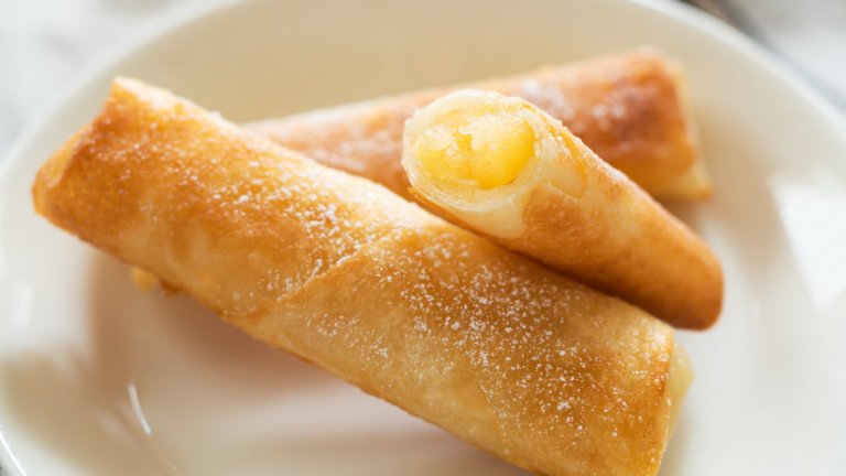 Ябълкови пролетни рулцаОризовите кори вече са достъпни във всеки голям хипермаркет и са по-леката алтернатива на корите за баница. За плънката белим, почистваме и режем на ситни кубчета около 600 грама ябълки и ги изсипваме в тенджера. Добавяме 2 чаши мед, канела и малко вода и загряваме до получаването на смес, подобна на гъсто сладко.

Разстиламе една оризова кора, слагаме щедра супена лъжица ябълки, загъваме и запечатваме с капка вода. Печем рулцата на 170 градуса до златист загар и поднасяме с малко пудра захар, ванилов сладолед или течен шоколад. Вкусни са и студени.