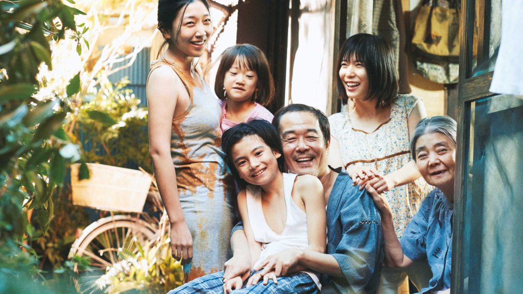 \"Shoplifters\"
Хирокадзу Корееда направи филм, който не само спечели \"Златна палма\" на фестивала в Кан, но и успя да се прочуе и отвъд океана, което не винаги е практика за филмите, отличили се в Кан. \"Shoplifters\" проследява историята на се