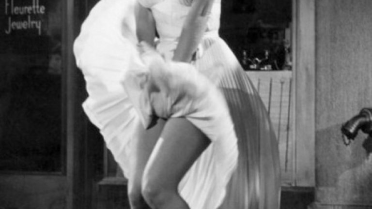 Прочутата бяла рокля, с която Мерилин Монро играе в "Проклетите седем години" (1955) на режисьора Били Уайлдър, бе продадена в събота вечер на търг в Бевърли хилс за невероятните над 4.6 милиона долара